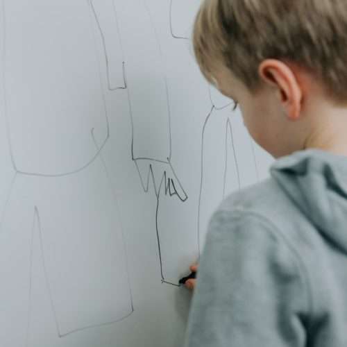 Dreng tegner på whiteboard